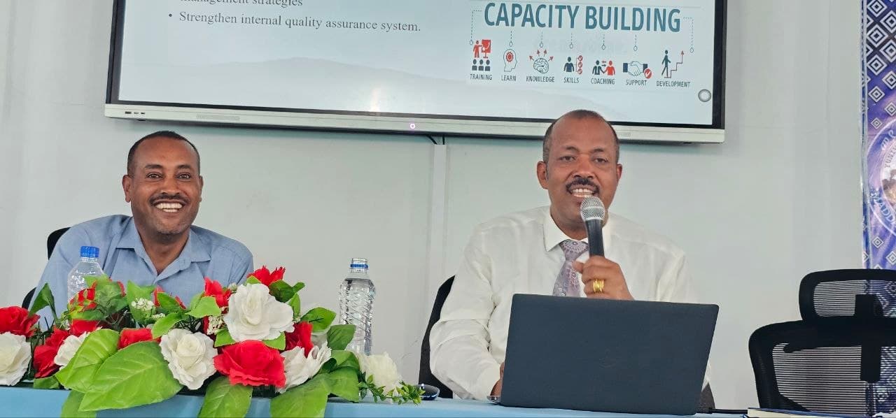 መደ ወላቡ ዩኒቨርሲቲ የ10 ዓመት ፍኖተ-ካርታን ከአመራሮች ውይይት በኋላ ለዘርፍ ኃላፊዎች በይፋ አስረከበ።